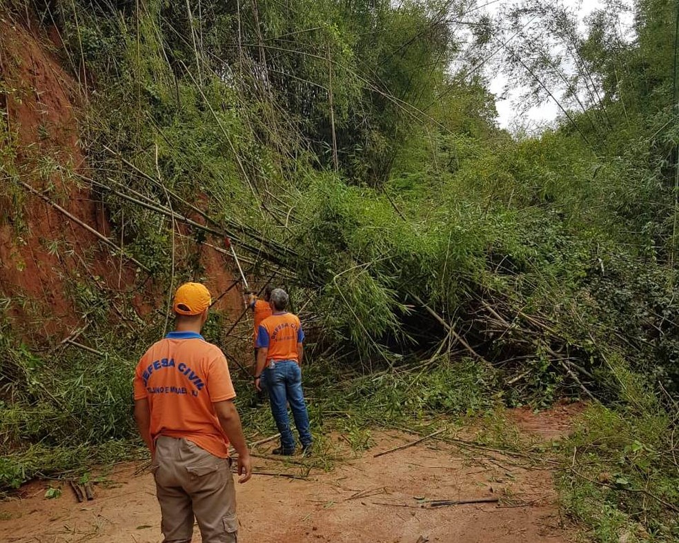 Deslizamento de terra bloqueia estrada em Trajano de Moraes, RJ. (Foto: Divulgação/Defesa civil)
