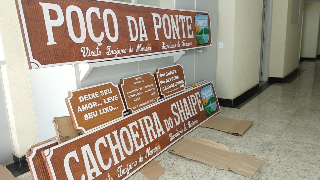 Placas estão sendo instaladas nos principais pontos turísticos de Trajano de Moraes. (Foto: Divulgação/Prefeitura de Trajano de Moraes)