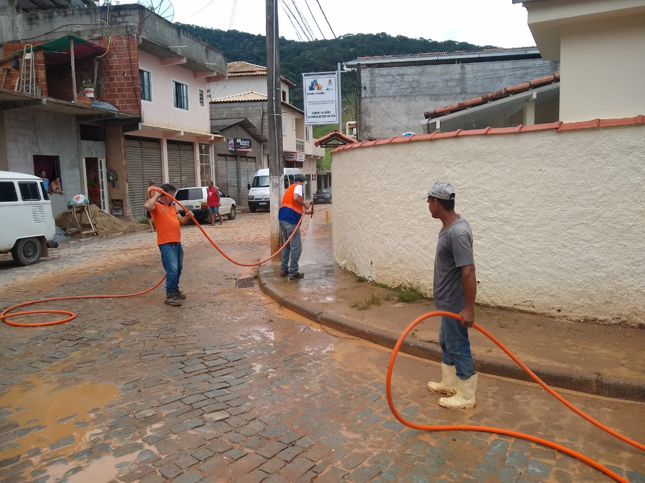 Equipes da Prefeitura realizaram limpeza das ruas. (Foto: Divulgação/Prefeitura de Cordeiro)