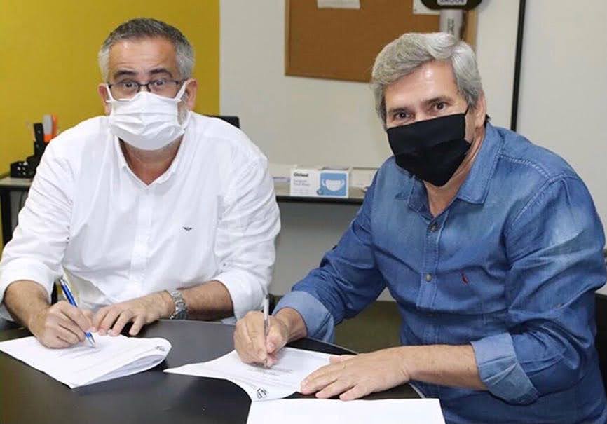 Prefeito de Cachoeiras de Macacu assina termo de intenção para vacinas da COVID-19. (Foto: Divulgação/Prefeitura)