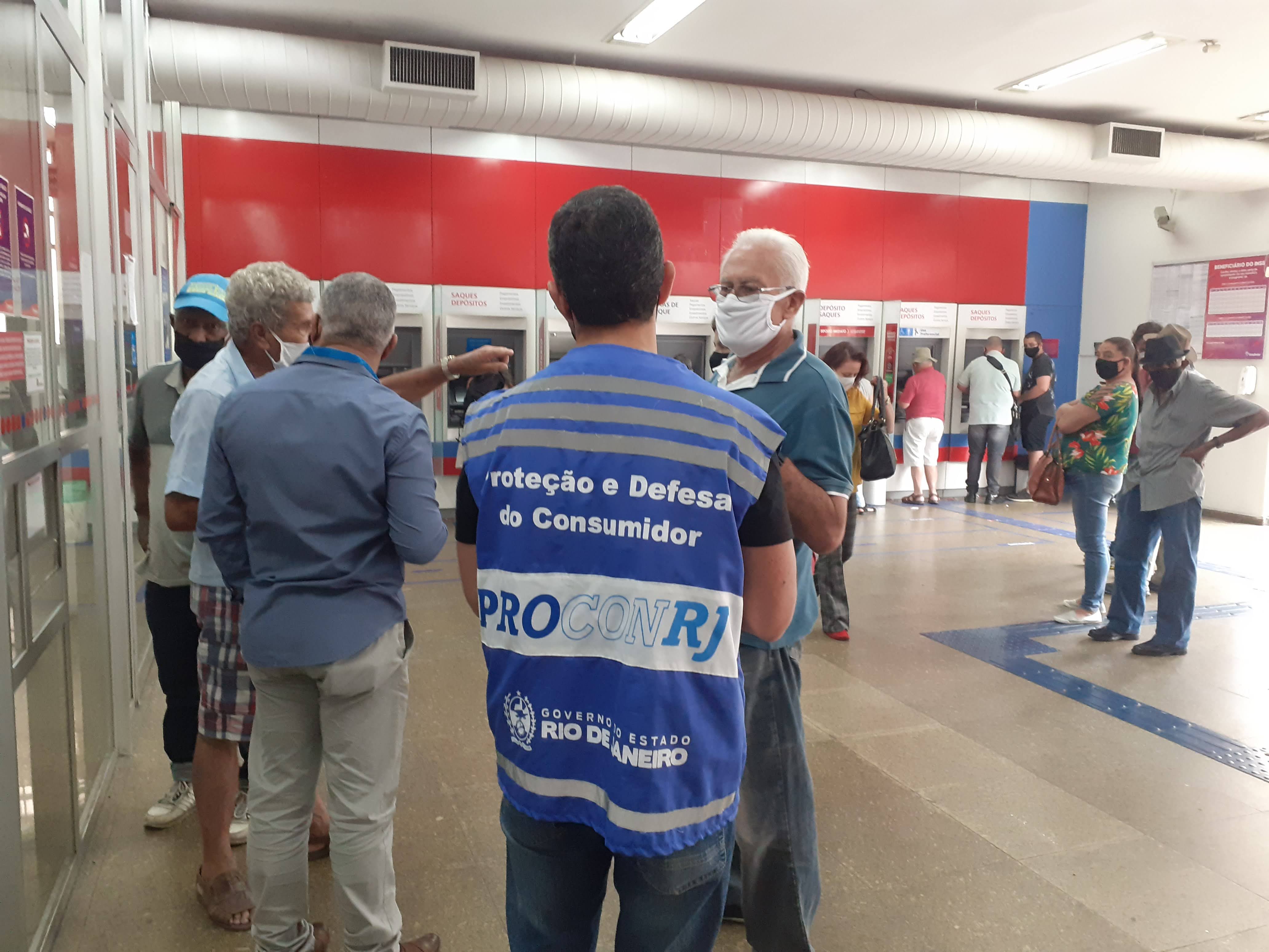 Fiscais do Procon realizam fiscalização em Nova Friburgo. (Foto: Divulgação)