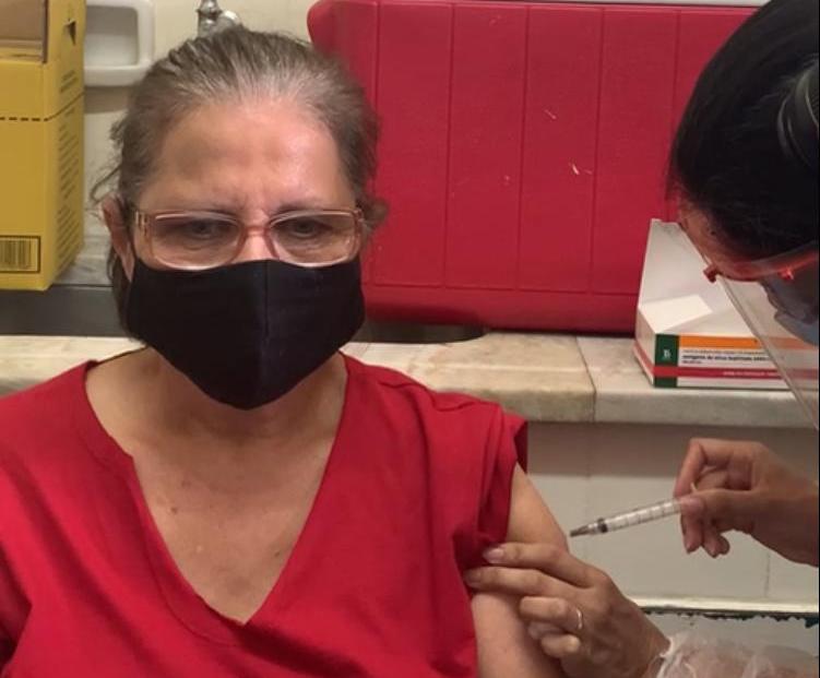 Enfermeira Nádia Pinto é a primeira a ser vacinada em Cordeiro. (Foto: Divulgação/PMC)