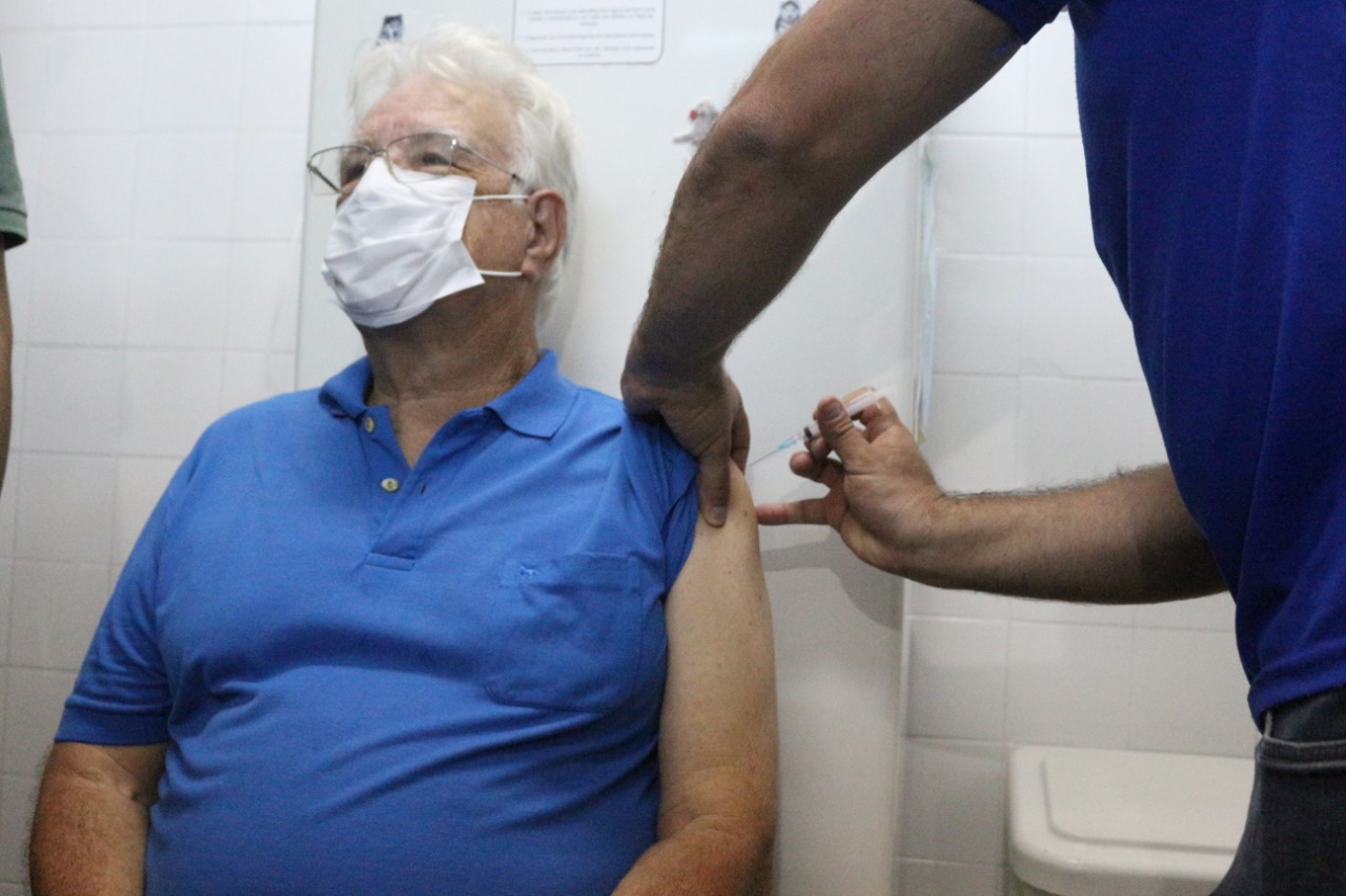 René Américo, de 74 anos, é o primeiro a ser vacinado em Nova Friburgo. (Foto: Divulgação:Secom)