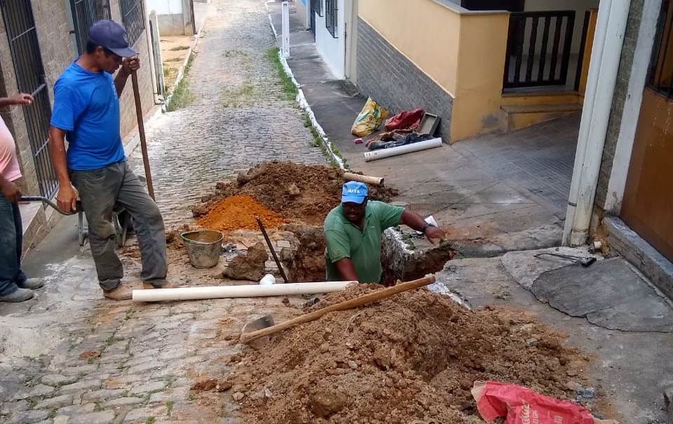 Recuperação de rede de esgoto no bairro Sena Campos. (Foto: Divulgação)
