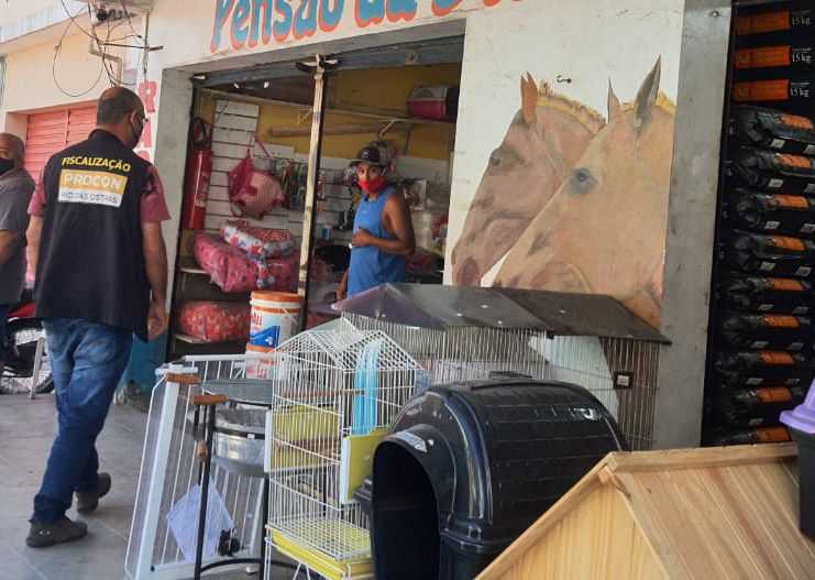 Procon de Rio das Ostras, RJ, realiza fiscalização em pet shops e casas de rações. (Foto: Divulgação/Procon)