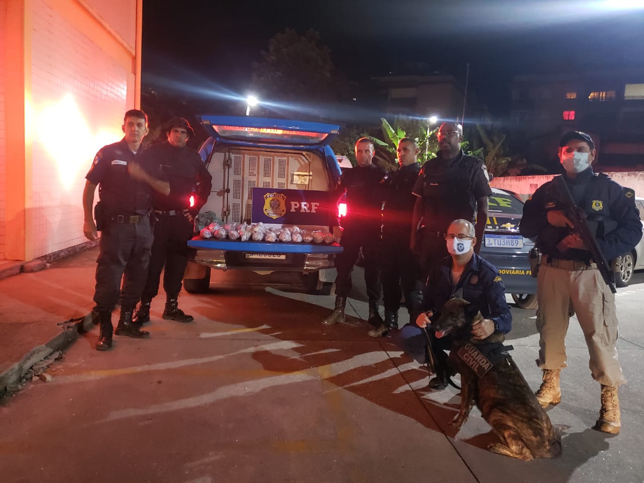 Guarda Civil, Policia Rodoviária Federal e Polícia Militar apreendem grande quantidade de droga. (Foto: Divulgação)