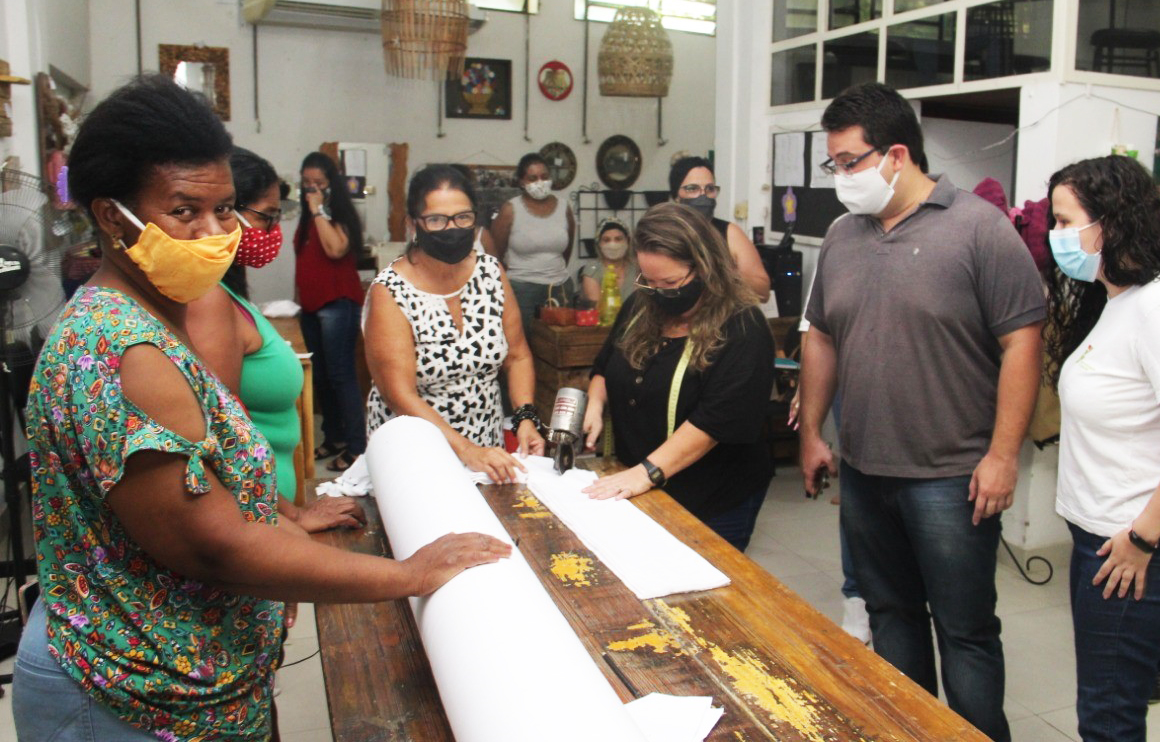 Oliver Trajano, secretário Municipal de Assistência Social, Trabalho e Habitação, acompanhando os trabalhos de produção das máscaras. (Foto: Divulgação)
