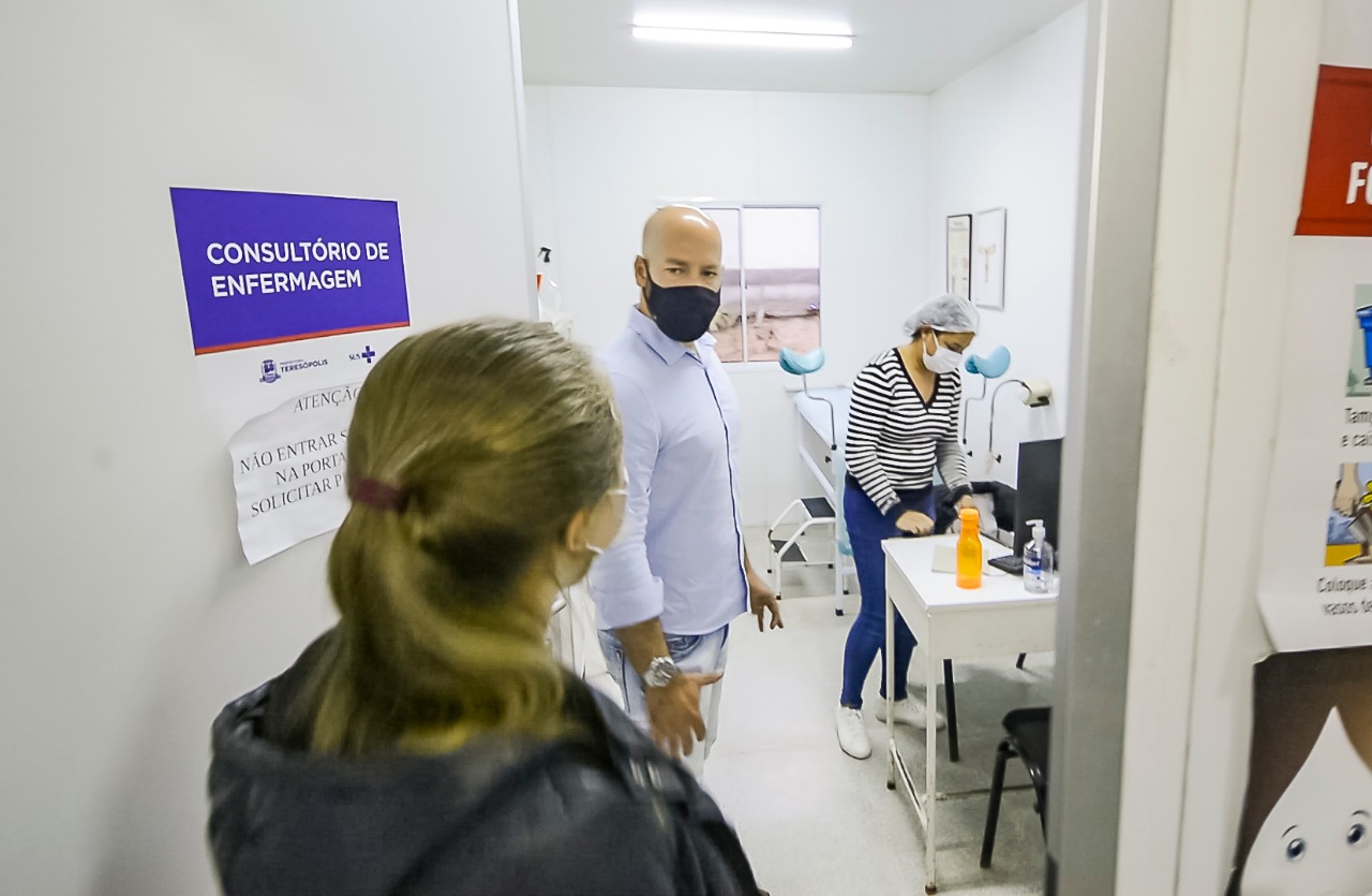 Prefeito Vinicius Claussem visita unidade de Saúde. (Foto: Bruno Nepomuceno)