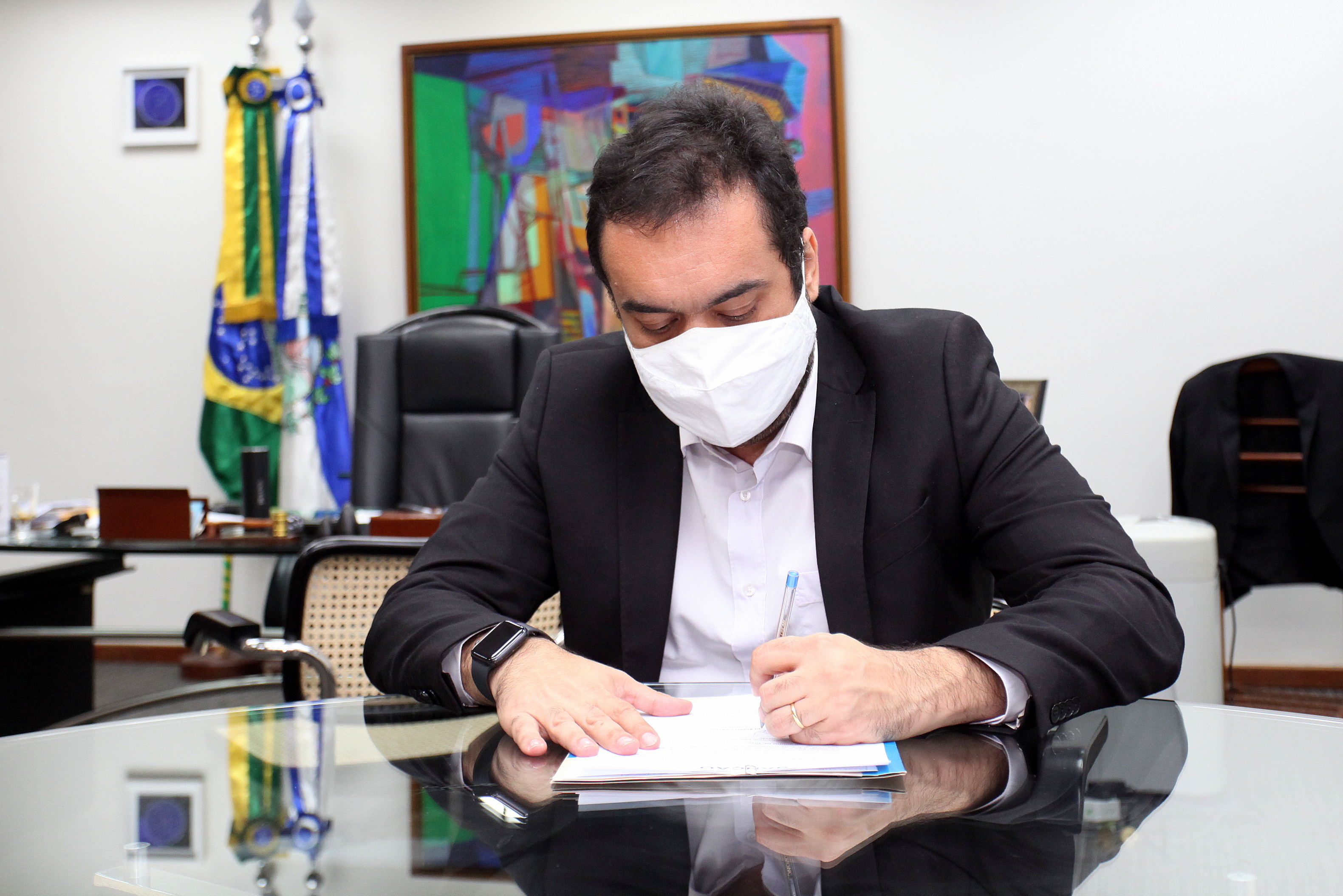 Governador do Rio, Cláudio Castro, sanciona lei que regula uso de máscara no Estado. (Foto: Eliane Carvalho)