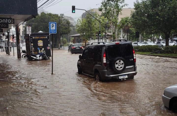 Água invadiu calçada na Praça Getúlio Vargas. (Foto: WhatsApp)