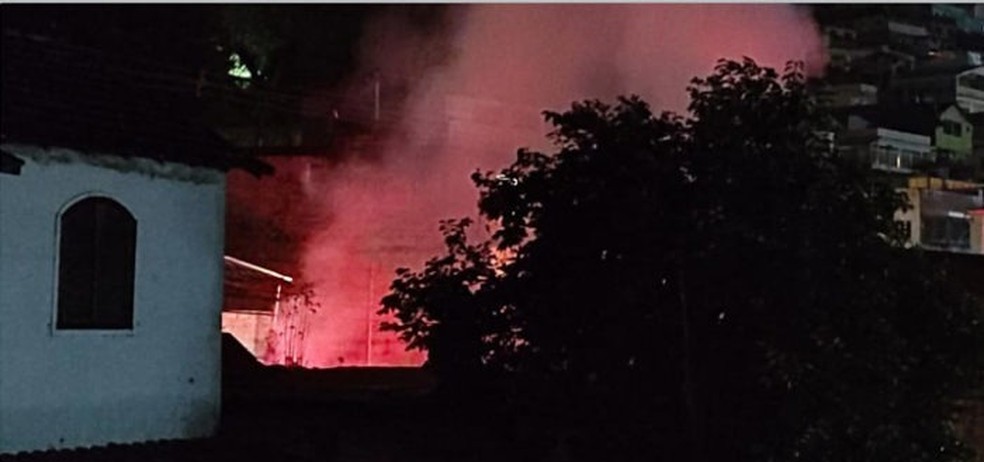 Incêndio no bairro Jardinlândia. (Foto: Redes Sociais)