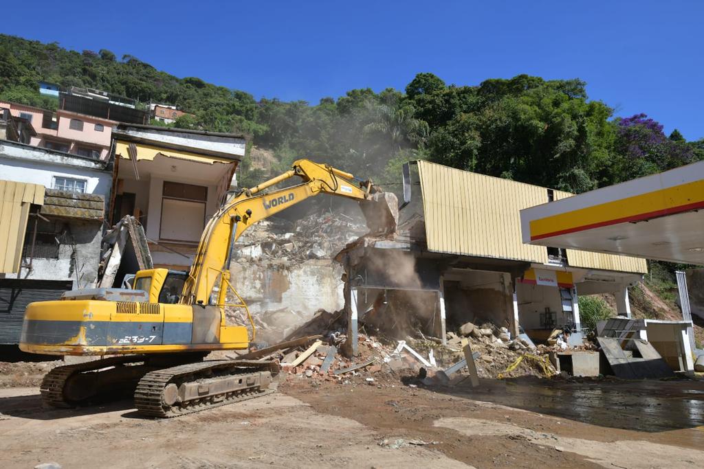 Demolição do posto de combustível na Rua Teresa. (Foto: Divulgação)