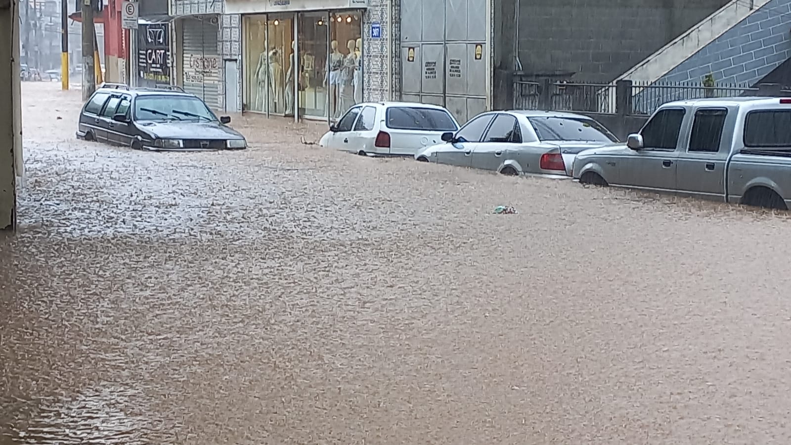 Ruas ficaram alagadas no Prado. (Foto: WhatsApp)