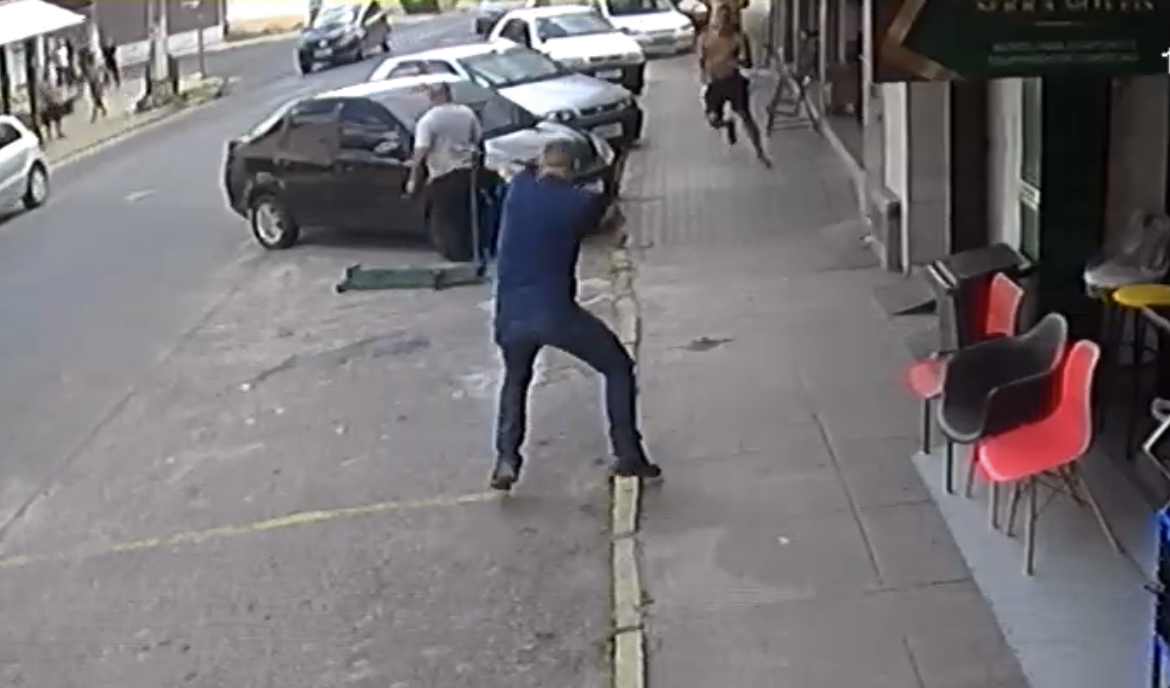 Momento em que policial aborda o bandido. (Foto: Reprodução/Redes sociais)
