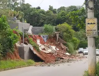 Chuvas: Muro de casa cede em Nova Friburgo, RJ.