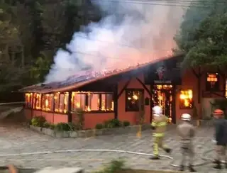 Incêndio destrói restaurante em Nova Friburgo, RJ.