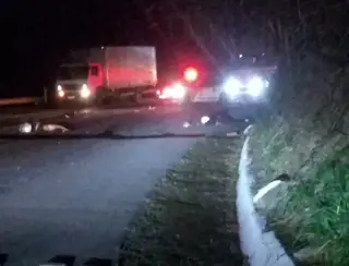 Acidente entre moto e caminhão deixa dois mortos na RJ-116, em Cachoeiras de Macacu, RJ.