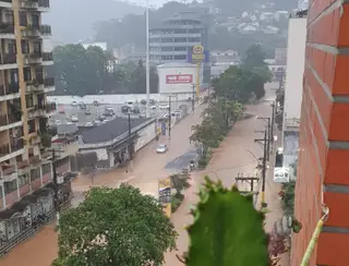 Defesa Civil de Teresópolis, RJ, registra 35 ocorrências e 38 desalojados por conta da chuva.