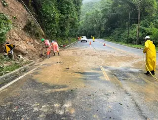 Trecho da RJ-116, Serra Friburgo/Cachoeiras, é totalmente liberado após quedas de barreiras.