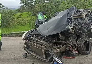 Veículo ficou destruído após colisão. (Foto: WhatsApp)