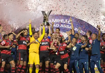 Time do Flamengo levanta a taça do Brasileirão. (Foto: Lucas Figueiredo/CBF)