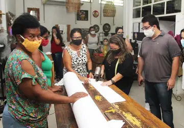 Oliver Trajano, secretário Municipal de Assistência Social, Trabalho e Habitação, acompanhando os trabalhos de produção das máscaras. (Foto: Divulgação)