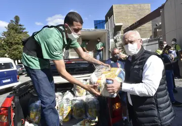 Mesa Brasil distribui alimentos em Nova Friburgo. (Foto: Hélio Melo)