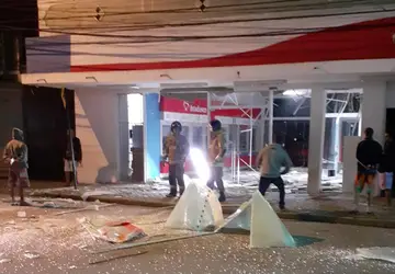 Bandidos explodem agência bancária no Centro de Cachoeiras de Macacu. (Foto: WhatsApp)