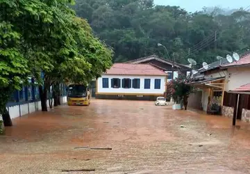 Trajano de Moraes, RJ, sofre com chuva volumosa que atingiu o município nesta sexta-feira, (07).