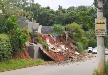 Chuvas: Muro de casa cede em Nova Friburgo, RJ.