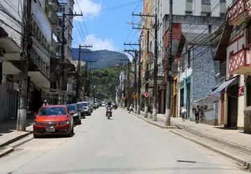 Comércio começa a retornar aos poucos em Petrópolis, RJ. (Foto: Glauber Carvalho)