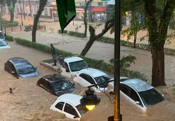 Ruas de Petrópolis ficaram alagadas. (Foto: WhatsApp)