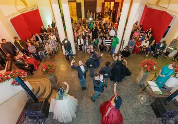 Bailarinos do Rio de Janeiro e de Teresópolis dançam o Minueto. (Foto: Bruno Nepomuceno)