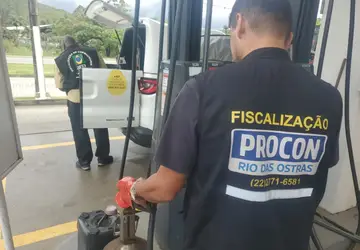 Fiscalização em postos de combustíveis de Rio das Ostras. (Foto: Divulgação)