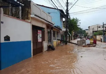 Ruas ficaram alagadas em Conceição de Macabu. (Foto: Redes Sociais)