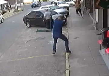 Momento em que policial aborda o bandido. (Foto: Reprodução/Redes sociais)