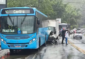 Caminhão de pequeno porte colidiu na traseira de ônibus no sábado, 09. (Foto: Redes Sociais)