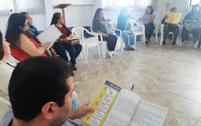 Secretaria de Educação de Itaperuna, RJ, promove reunião com assistentes de alfabetização