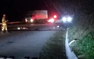 Acidente entre moto e caminhão deixa dois mortos na RJ-116, em Cachoeiras de Macacu, RJ.