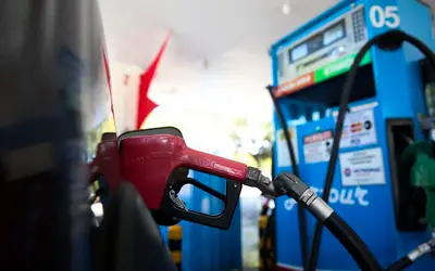 Petrobrás anuncia redução de R$ 0,20 no litro da gasolina em refinarias.