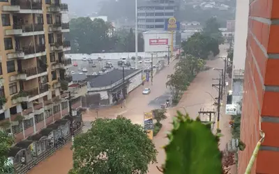 Defesa Civil de Teresópolis, RJ, registra 35 ocorrências e 38 desalojados por conta da chuva.