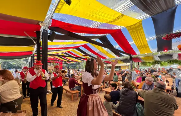 Petrópolis: Oktoberfest supera expectativa de público e aumenta em 30% procura por hospedagem na cidade.